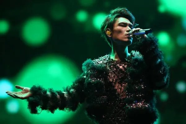 杨宗纬<<底细>>的歌词到底想表达什么意思?具体悲剧喜剧?