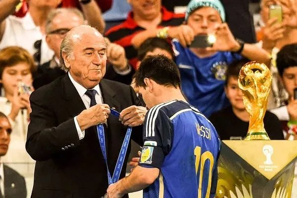 梅西拒绝领奖，这种抗议方式你觉得正确吗？