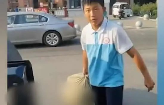 13岁少年军训后拎回一麻袋废品 父亲一句话获众人点赞