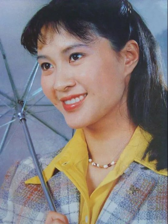 于明加和关悦长得很像对比图 于明加是方舒的女儿吗