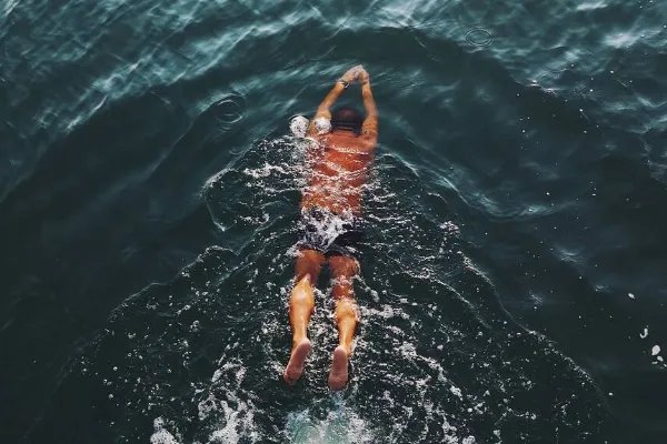 男子聚会喝酒后跳江溺亡,与朋友一起喝酒,为啥没人救他?