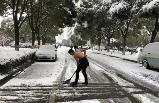 江苏一90后辅警赤膊铲雪为何能走红?