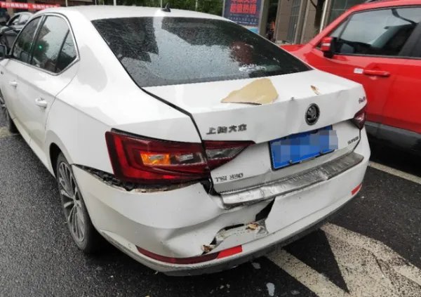 斯柯达速派遭小客车追尾,结果是怎样的?