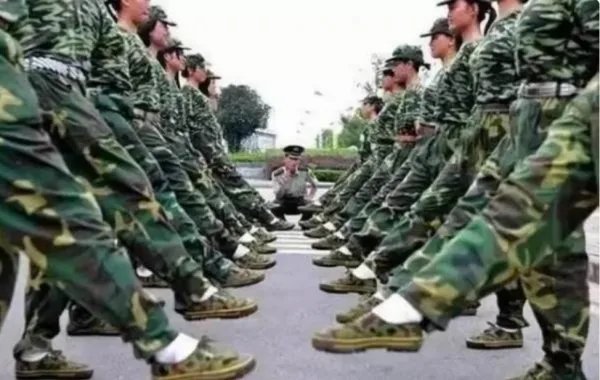 保安训练疯狂顺拐，顺拐应该如何纠正？