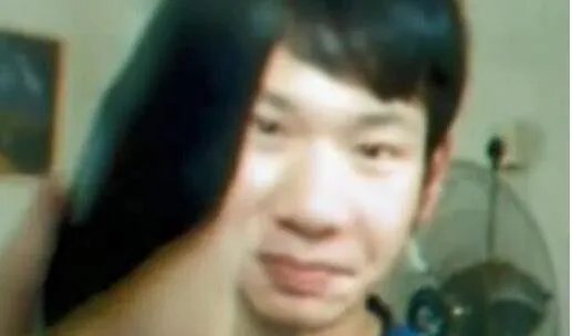 电击男拿500万伏的电击器电击自己,厂家揭秘500万伏都不会晕