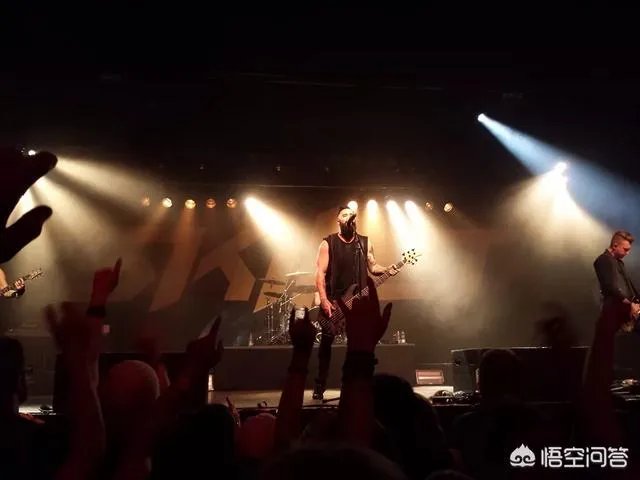 《明日之子》现场观众失控,旁若无人地上台强吻李宇春,对待此事你怎么看?