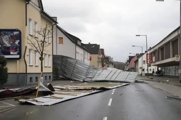 德国遭遇飓风袭击,飓风来袭时需注意哪些事项?