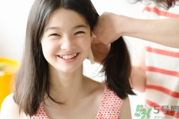 先用护发素还是先用洗发水？洗发水护发素的使用顺序？