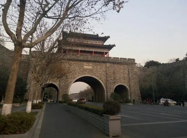 南京回收流失在外明城墙城砖8万块。除了南京,我国还有哪些有城墙的古城?哪个存留最完整?