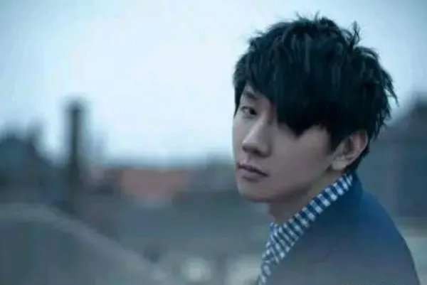 林俊杰感染新冠，他是轻症还是重症？是否需要治疗？