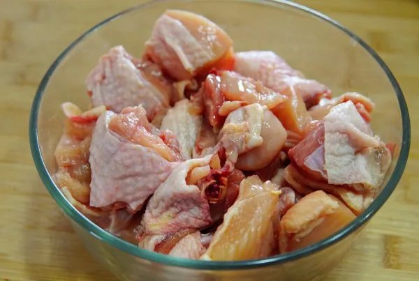 生鸡肉从盘中逃走吓坏用餐者，这种状况是否可以用诈尸来描述？