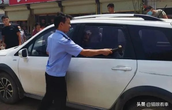 山东菏泽1岁娃被锁车内，民警要砸窗救人，孩子妈妈坚持“再等等”，她想等啥？