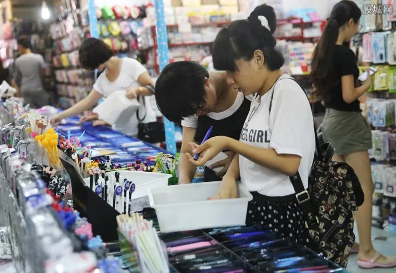 教师向学生售纸是真的吗 这样的强买强卖刷新眼球