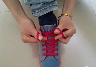 鞋带蝴蝶结的系法图解