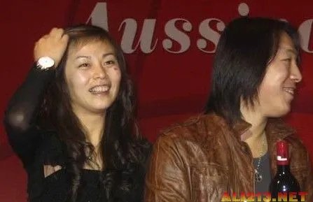 大男子成小跟班 盘点娱乐圈里的“母老虎”