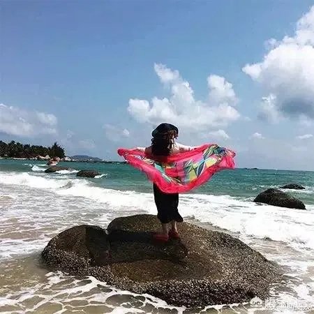 阿姨们照相带7条丝巾挪10次地方，丝巾墨镜成妈妈拍照必备，你的妈妈爱拍丝巾照吗？