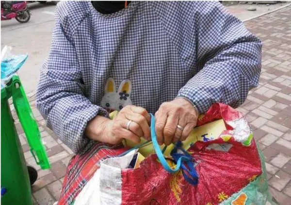 18万元现金被误当垃圾扔，小区老太太以为是冥币，最终是如何处理的？