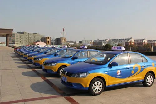 出租车撞倒小学生未刹车再撞奥迪，他是故意这么做的吗？