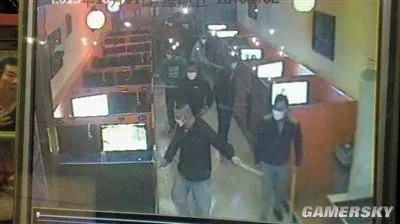 北京两网吧遭多名蒙面男持刀打砸 顾客被狠踹