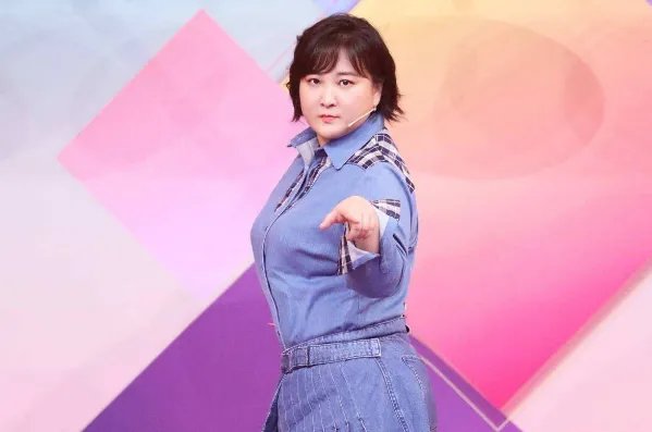 贾玲穿紫色公主裙录综艺被偶遇