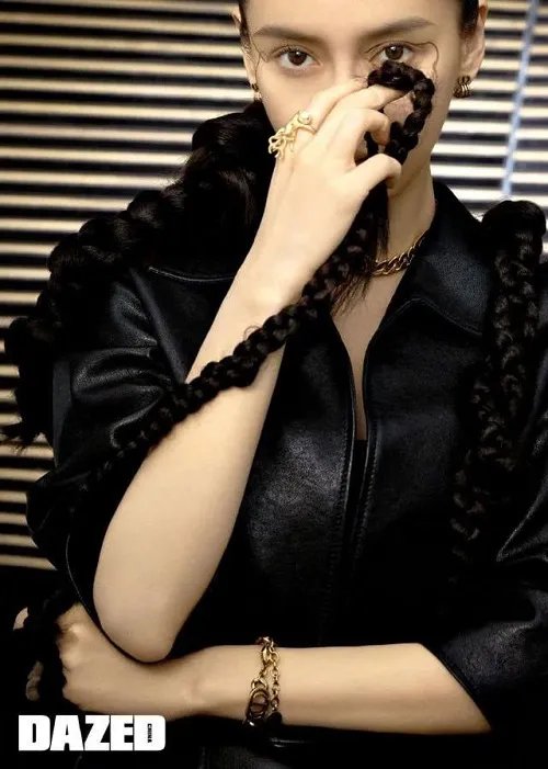 Angelababy两米长辫时尚感十足 将长辫当剑用霸气十足