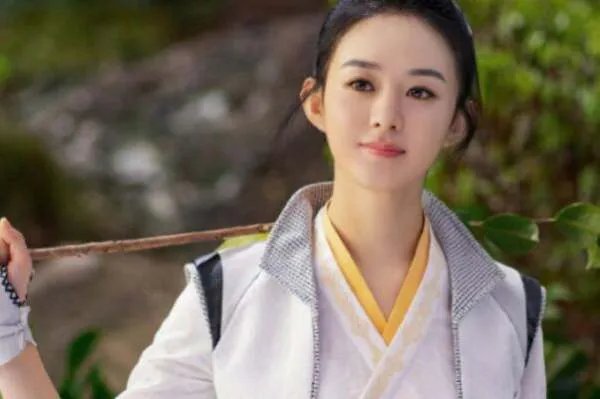 有翡新剧照发布,为啥赵丽颖的服装还是平平无奇?
