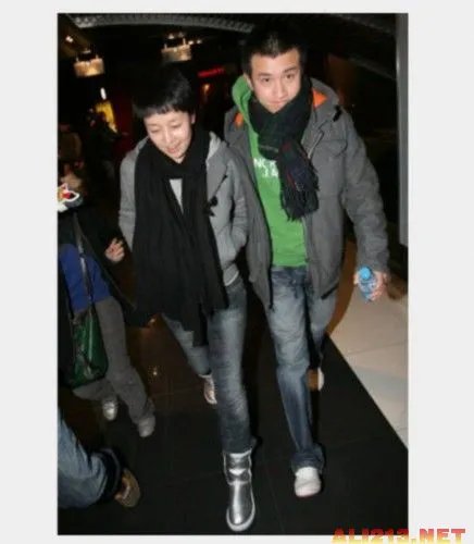 大男子成小跟班 盘点娱乐圈里的“母老虎”