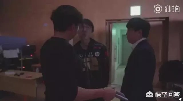 RNG两连败后“开会”场面压抑，却备受网友好评，你怎么看？