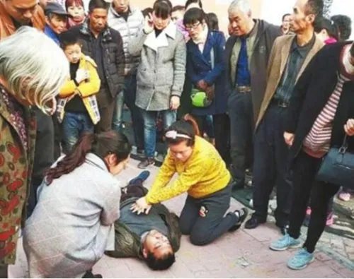 护士跪地施救路人 回应纯属职业本能反应
