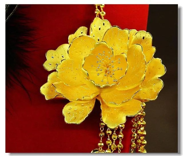 很多品牌的黄金饰品设计都非常土气,国内哪个品牌的黄金饰品设计最脱俗?