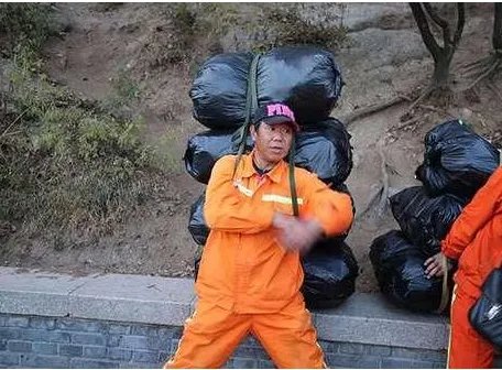 八达岭清洁工一天背多少吨垃圾下山？