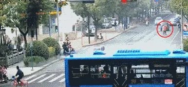 母女违规横穿马路，女司机鸣笛提醒却遭暴扇十几个耳光，你怎么看？