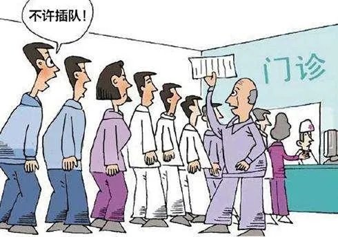 上海青年排队时起争执，因老人先骂人扇老太耳光，你怎么看？