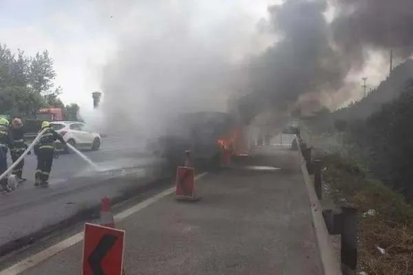 金华货车高速起火过路司机狂奔数米灭火，发现货车起火该如何救援？
