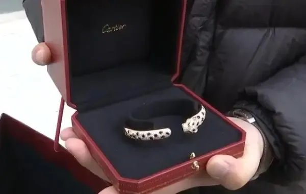 杭州一男子买卡地亚手镯被气到要住院，这中间究竟发生了什么？