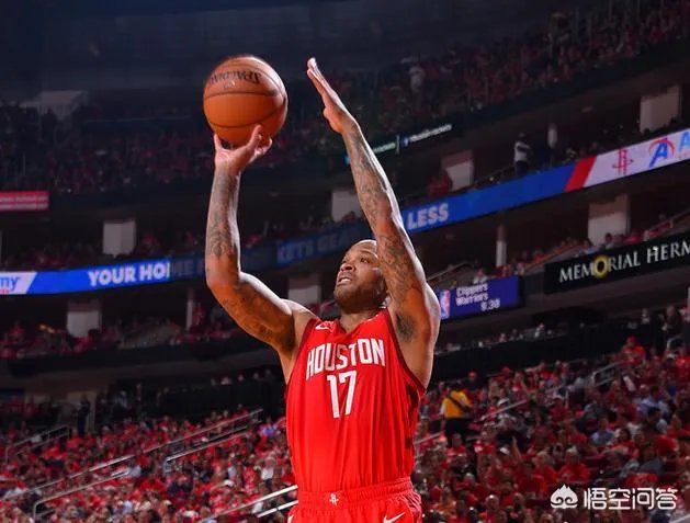 “摸头”上瘾？保罗在采访时，塔克再次偷袭摸头成功。为何这次保罗只是口头警告塔克？