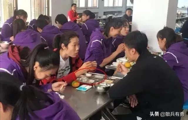 朱婷荣归故里，回河南老家排队吃食堂并主动刷碗，如何评价她的行为？