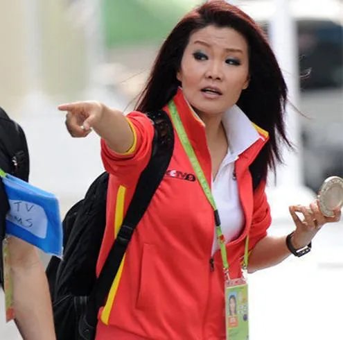 重要的田径比赛央5的记者是不是都是让冬日娜去?从专业的角度看,她的业务水平怎么样?