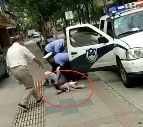 防疫人员将男子压在地，涉事民警道歉，为何总有此类事件发生？