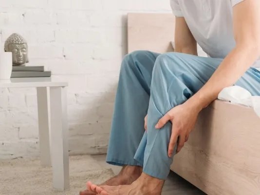 “人老腿先老”，提醒：腿上若有4种迹象，可能是疾病的信号