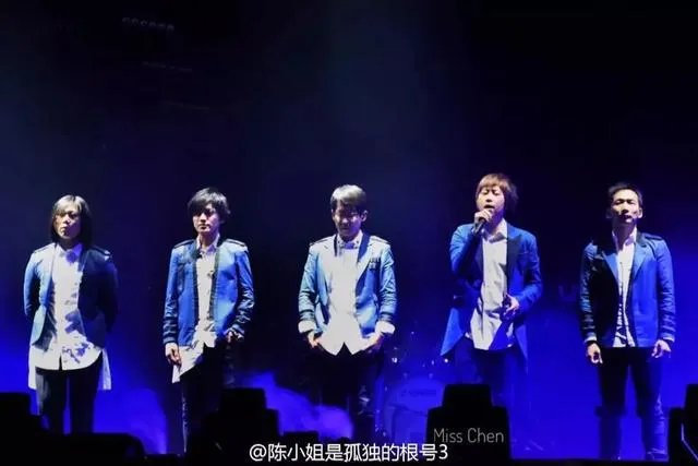 第一个在鸟巢开个人演唱会的歌手是谁？