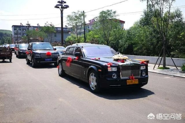 老头老太拦婚车讨“喜钱”并且只认一百块，你怎么看？