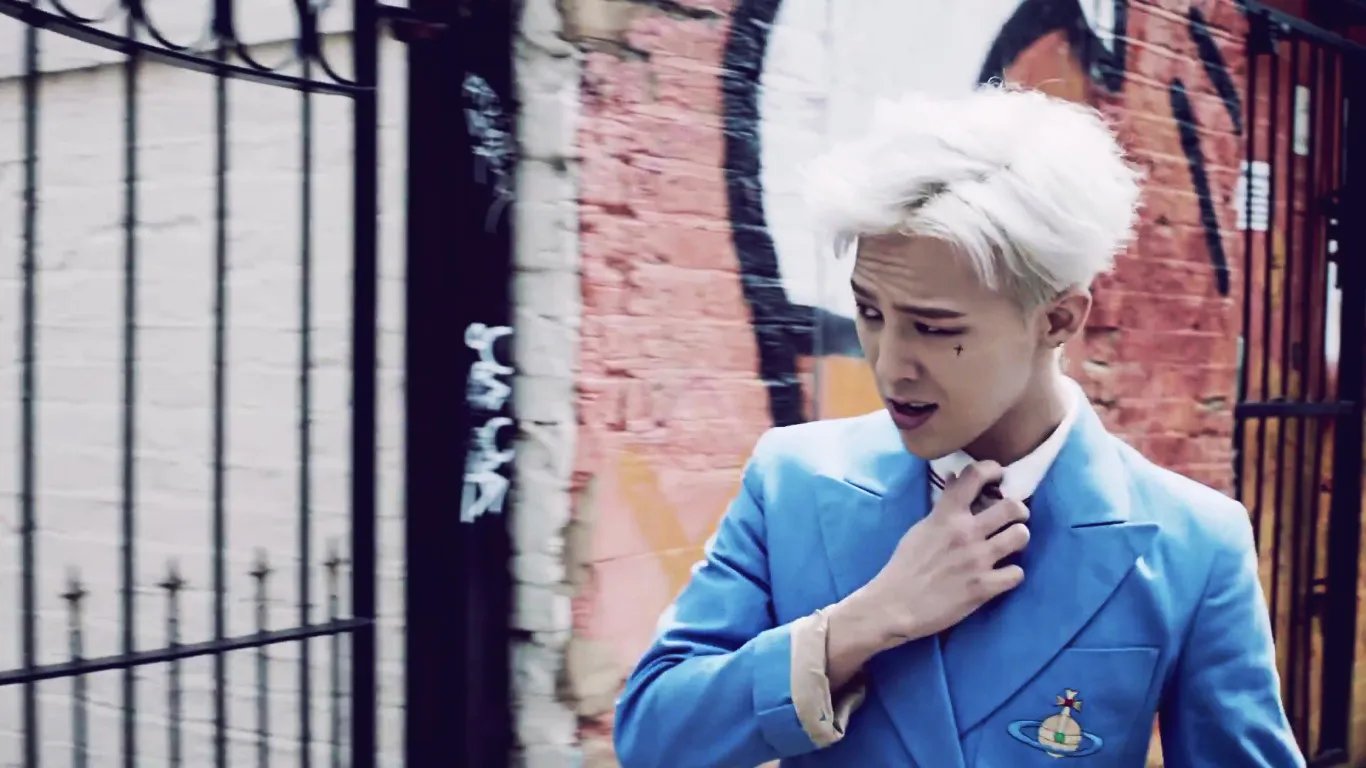 谁知道权志龙Crooked那首歌里面穿蓝色衣服的图片