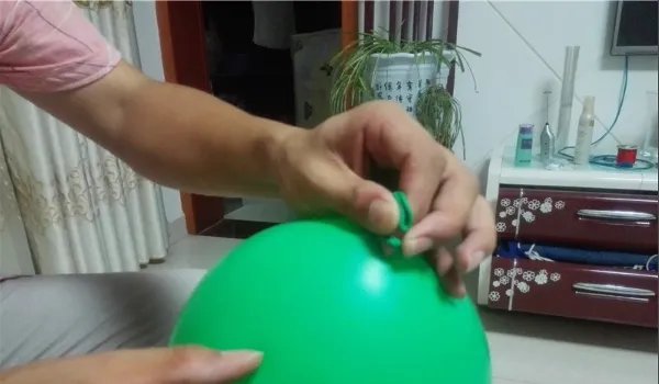 普通气球打结方法图解