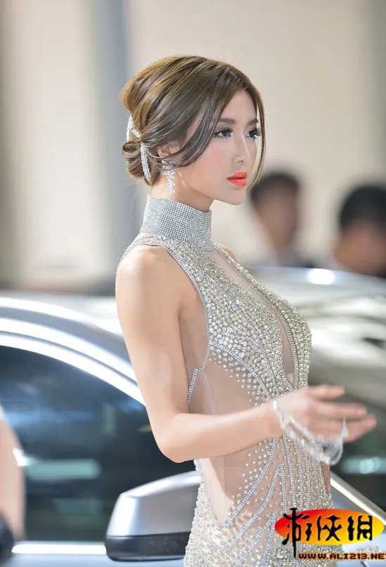 2012北京车展一大亮点 李颖芝的透视齐X小钻裙