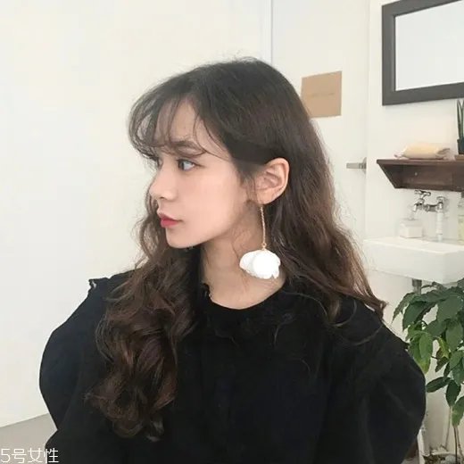 2022年流行短发还是长发 脸大的女生适合这些发型