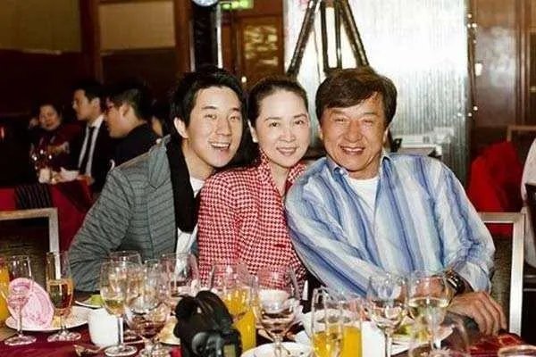 林凤娇相貌一般，当初成龙大哥为啥会选择她？