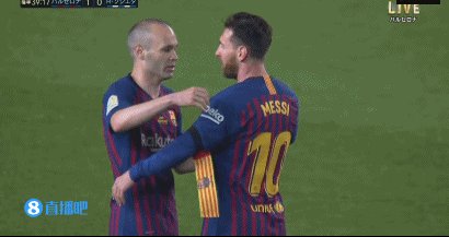 伊涅斯塔告别战中亲自为梅西戴上队长袖标，这意味着什么？