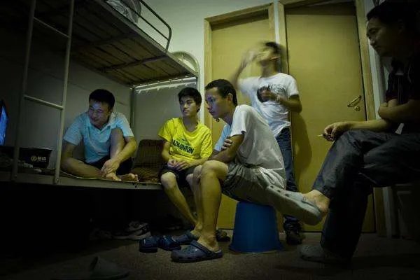 高校要求学生到操场锻炼人脸打卡,为何现在的大学生不爱运动了?