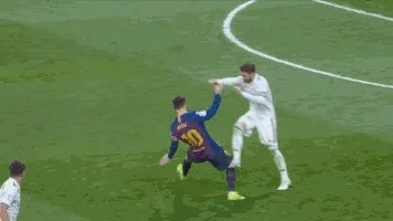 拉莫斯肘击梅西逃红牌, 谁注意梅西举动? 罕见顶牛, 向裁判投诉，你怎么看？